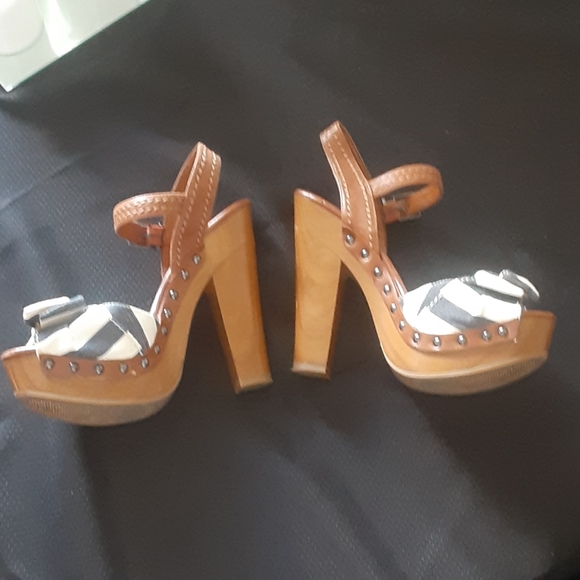 Jessica Simpson:  sailors striped wood heals - Picture 3 of 7